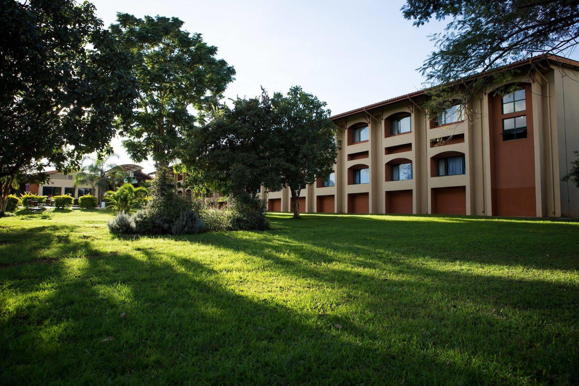 M'Kango Golfview Hotel Lusaka Exterior photo